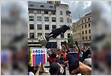 Manifestantes derrubam estátua do traficante de escravos